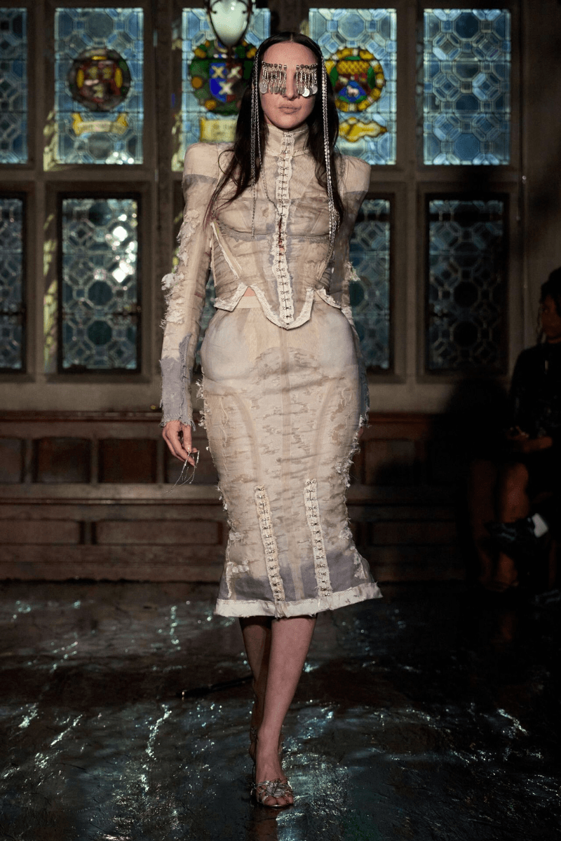 https___hypebeast.com_image_2025_09_22_dilara-findikoglu-spring-summer-2026-london-fashion-week-runway-25.png