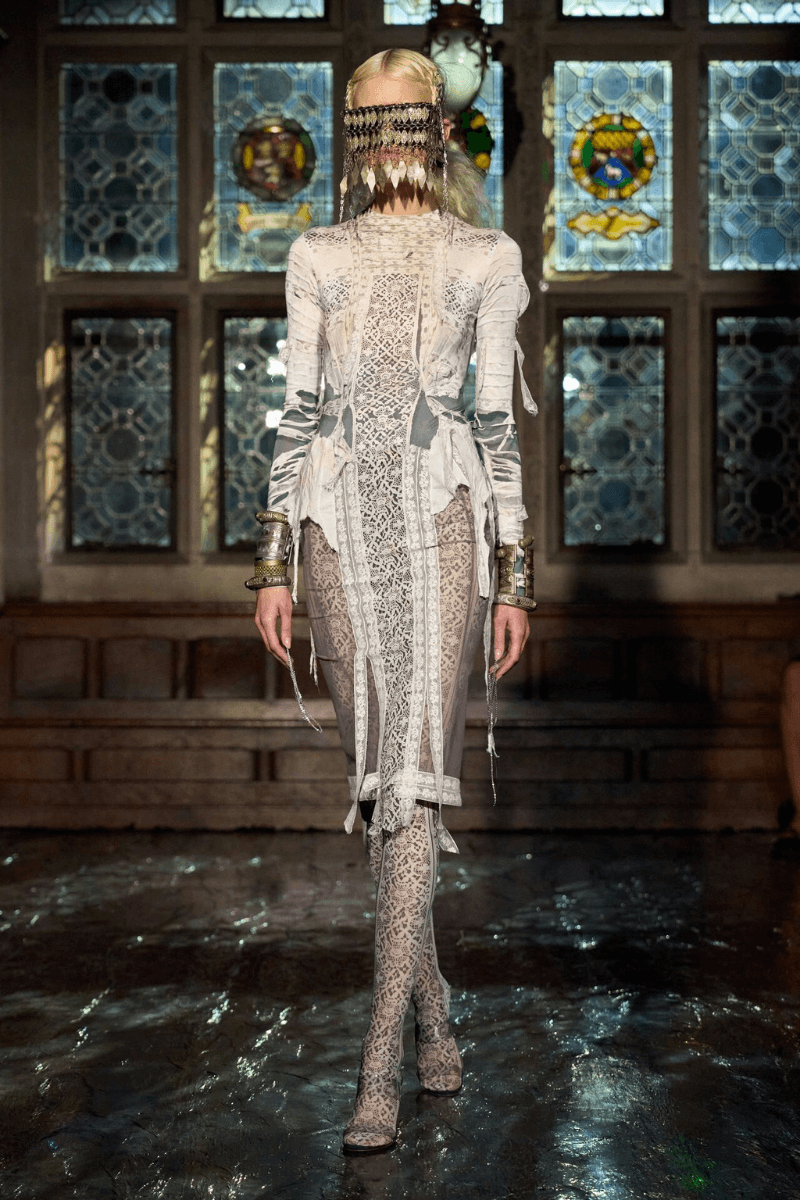 https___hypebeast.com_image_2025_09_22_dilara-findikoglu-spring-summer-2026-london-fashion-week-runway-15.png