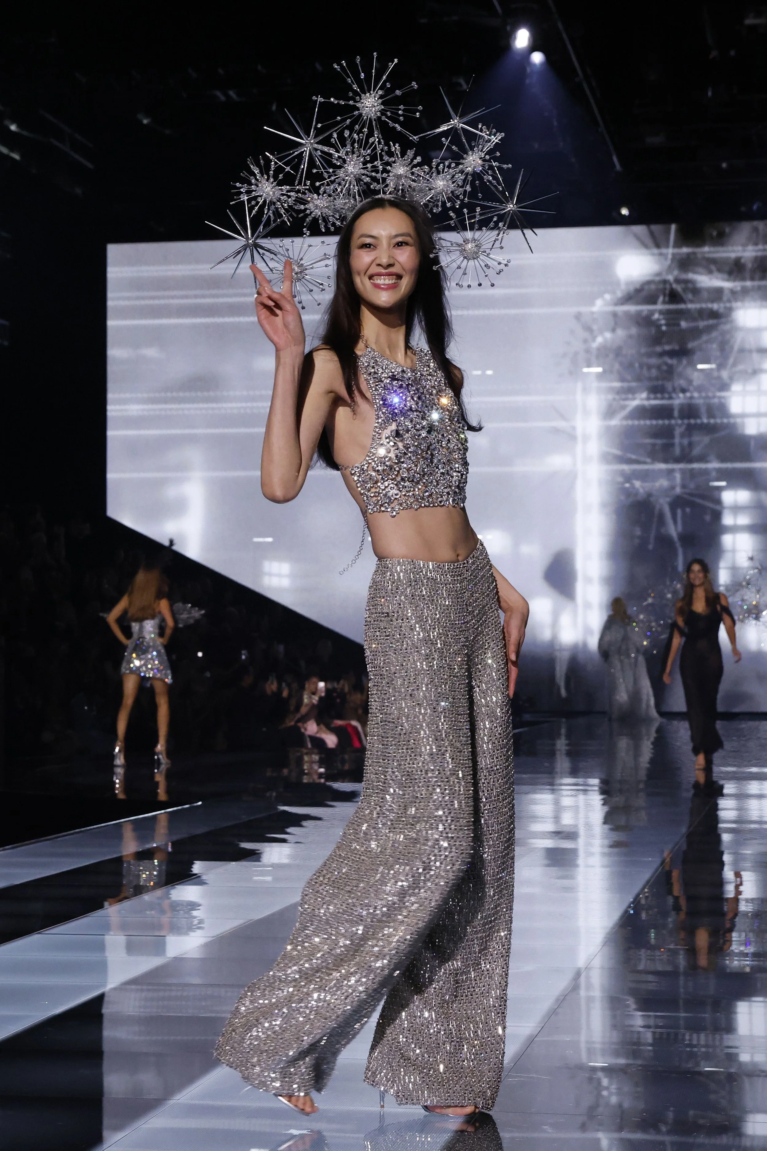 liu-wen-walks-the-runway-during-the-2025-victorias-secret-news-photo-1760581335.pjpeg