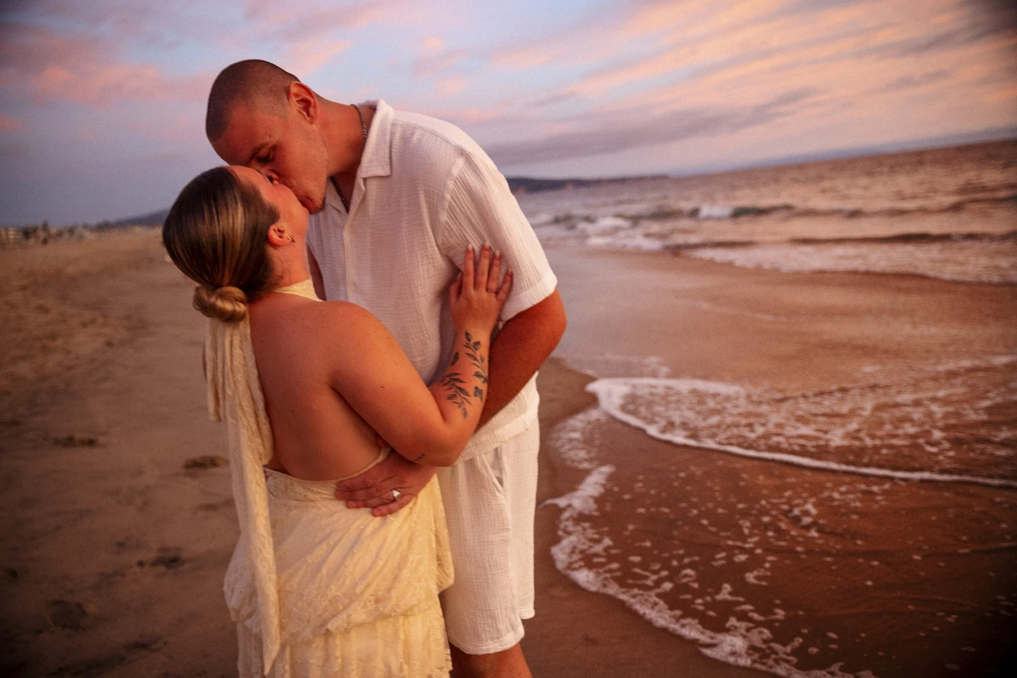 Maëlle et Djamel s’embrassent après leur demande en mariage surprise au coucher du soleil.