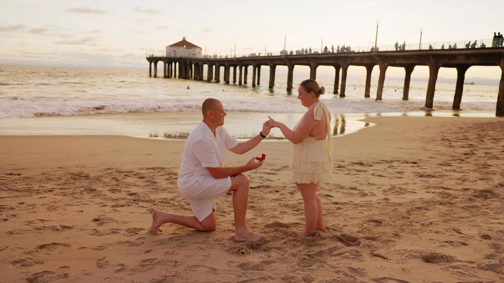 Maëlle et Djamel pendant leur demande en mariage sur la plage de Manhattan Beach, en Californie.
