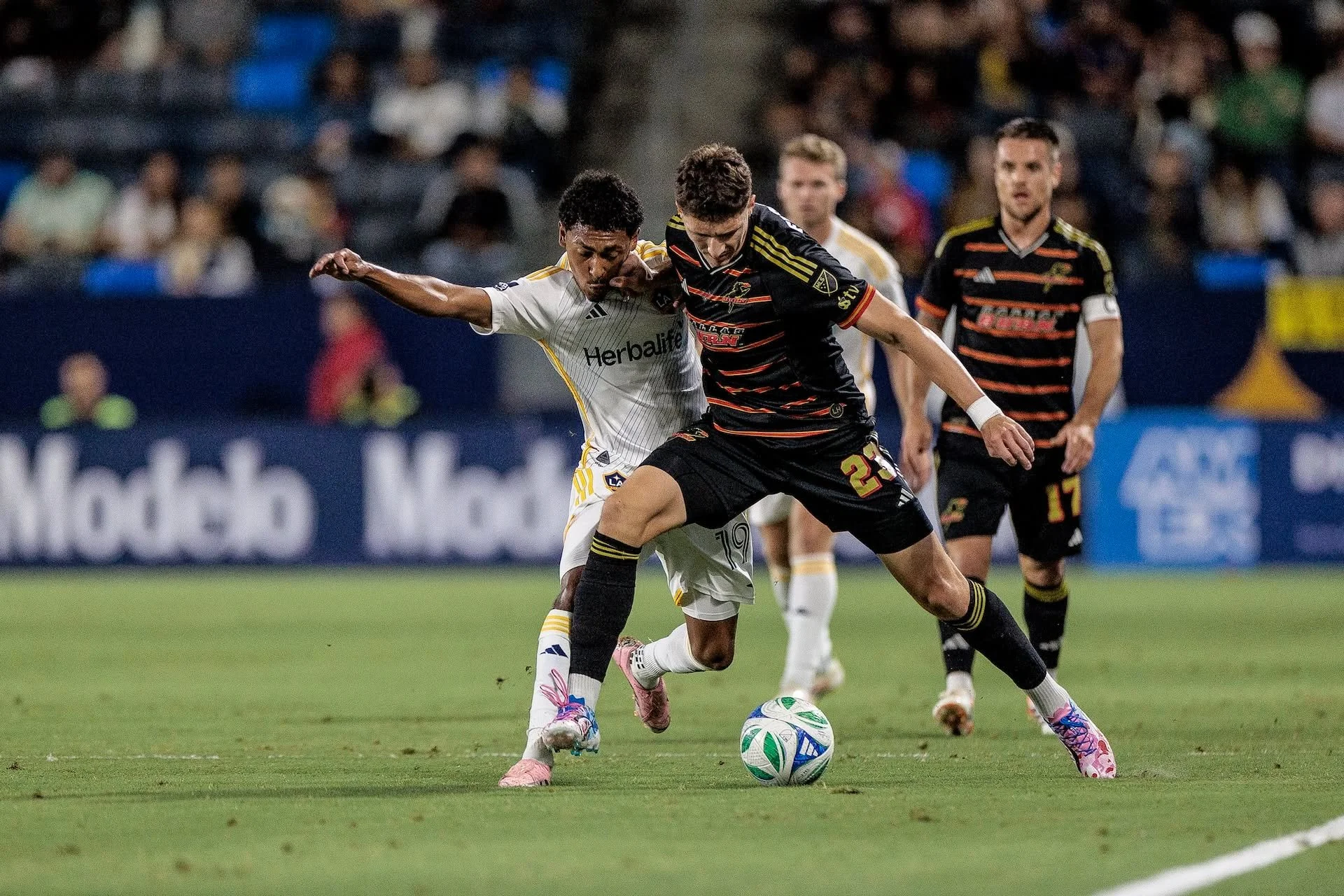 LA Galaxy defeat FC Dallas 2-1 at Dignity Health Sports Park ⚽️🥅🏟️
LA Scoring Summary: 42&rsquo; Elijah Wynder, 87&rsquo; Gabriel Pec

Post Game Notes :
&quot;Elijah Wynder scored his second MLS career goal in the 42nd minute, bringing his goal con
