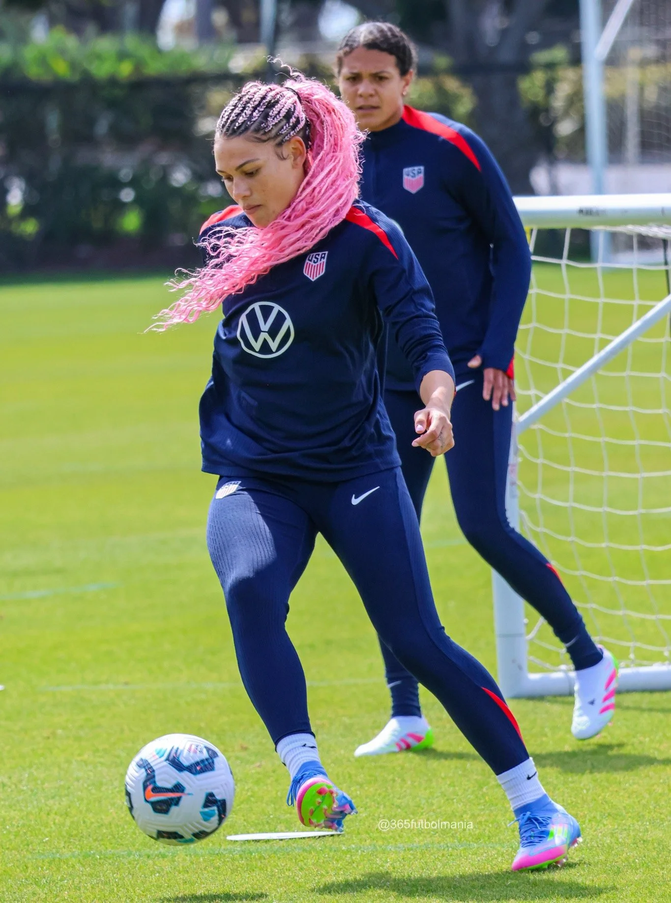 USWNT Roster Drops Tomorrow morning ⚽️🏟️ @uswnt 
(roster for the January training camp and two matches in California that will open the 2026 schedule)
Who are you excited to see in 2026 ? 📸 @365futbolmania