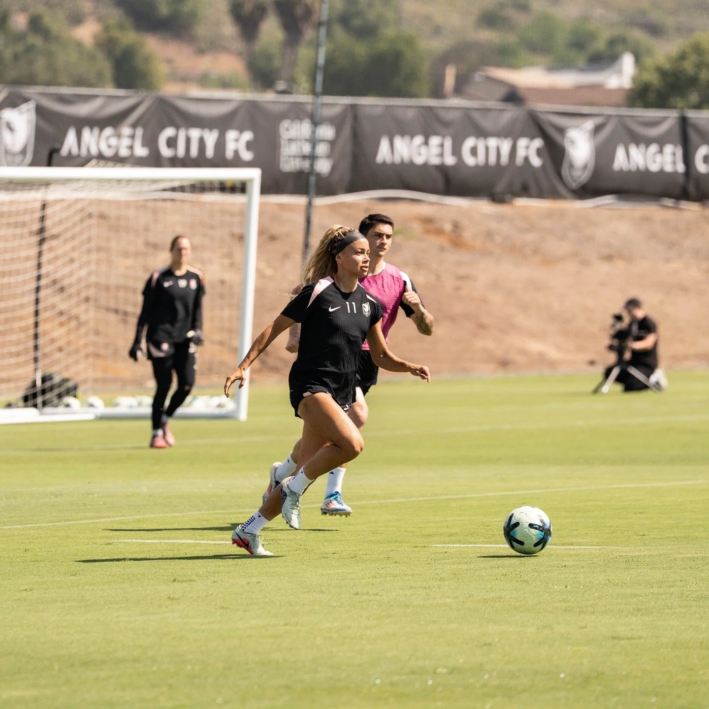 ACFC training ahead of match up versus Houston Dash at BMO Stadium Friday Night. ⚽️🏟️ 
ACFC sit on top of the NWSL standings with 6 points, and both teams are undefeated heading into Week 3. After defeating Chicago Stars 4-0, &amp; Bay FC 3-1, the c