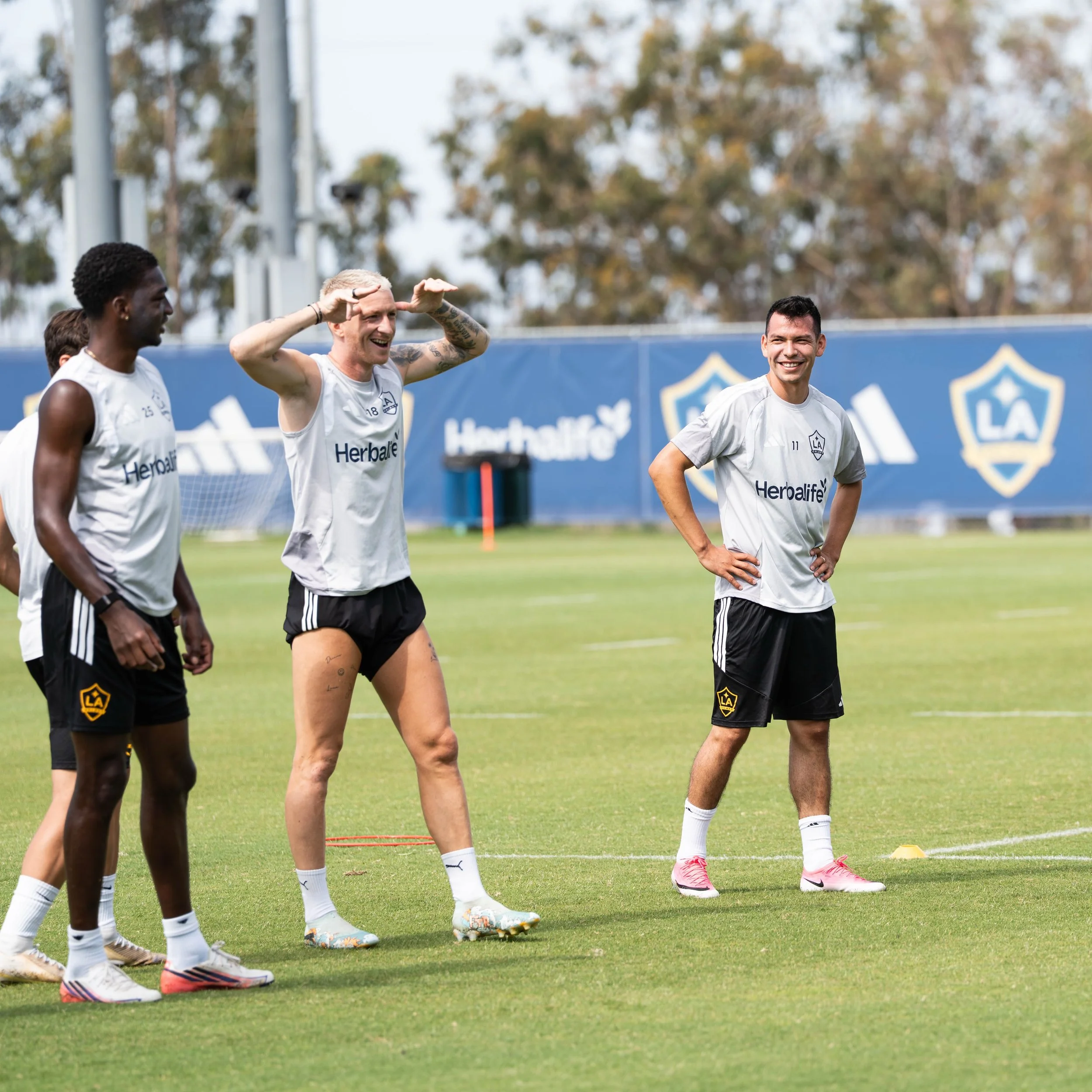 ⚽️🏟️🇲🇽 Hirving &ldquo;Chucky&rdquo; Lozano first media availability training with LA Galaxy 

Hirving &ldquo;Chucky&rdquo; Lozano primer entrenamiento de medios con LA Galaxy

&ldquo;Para mi el futbol es mi vida&rdquo;

@hirvinglozano @mls @mlses 