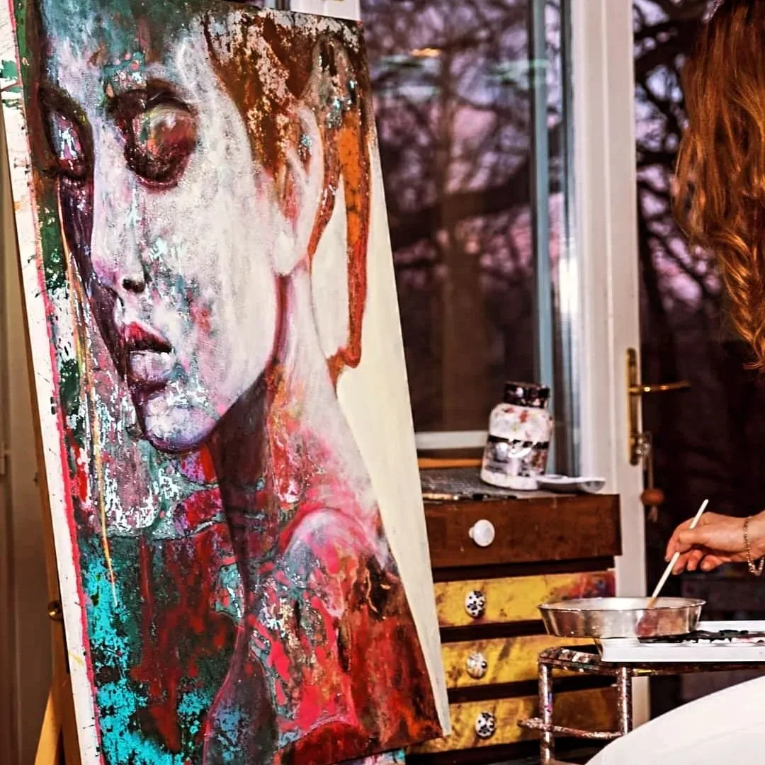 🎨Il mio processo creativo inizia con getti di acrilico che si fondono sulla tela, creando una danza caotica e affascinante di colori e forme. Utilizzo diverse stoffe per ottenere texture uniche, ma ci&ograve; che mi definisce realmente &egrave; il m