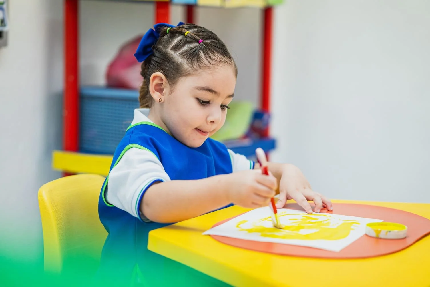 Niña de maternal pintando