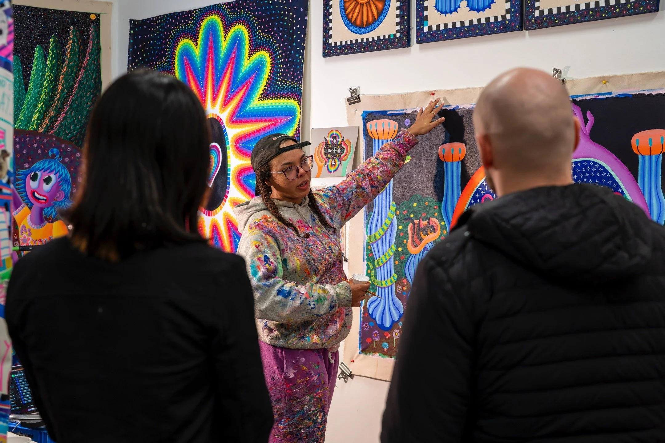 Downtown Art Walk vibes captured beautifully by @films.about.artists at @4thandunion.artists on 10/24/25. Can't wait for the next one on Friday, 11/28 (Black Friday!). #seattleartists #emergingartists #artwalk #fridaynight #fourthfriday #community #f