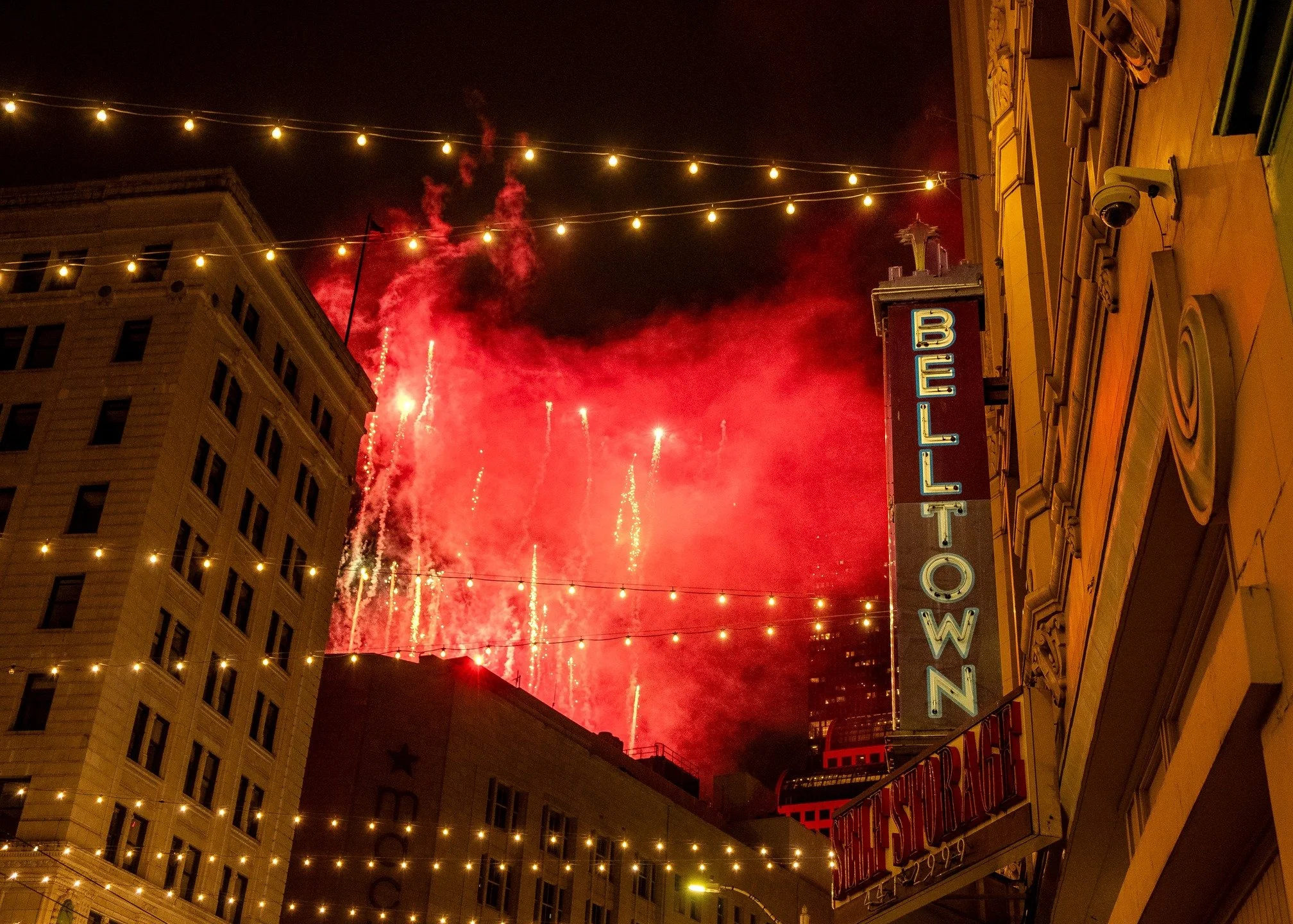 The November Downtown Art Walk kicked off at the same time as the holiday tree lighting (Black Friday!). We love the way @photographybyemmerson captured this! Swipe for studio images! 

The next art walk is in the day after Christmas! Come out with f