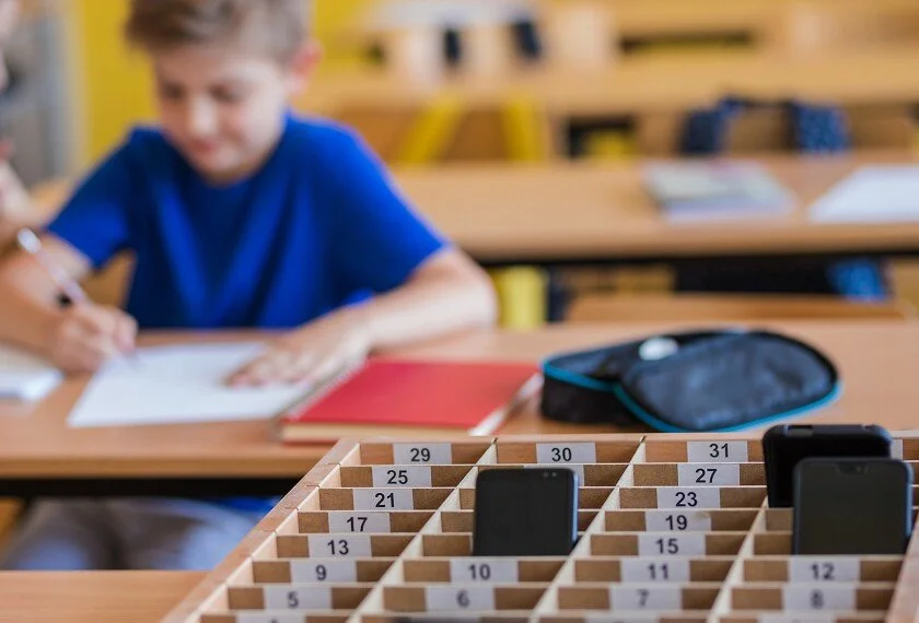 Williamson County bans most student phone use