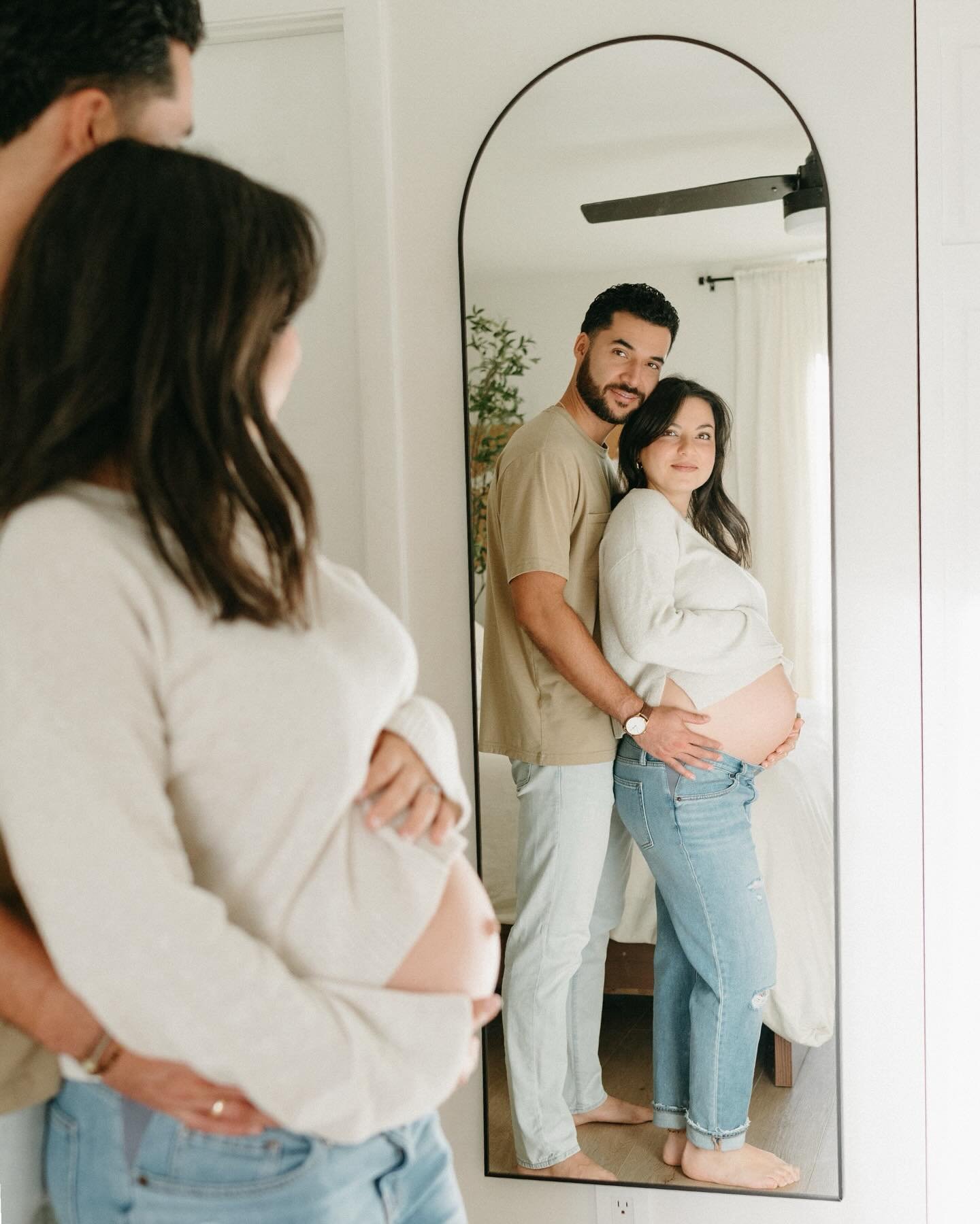 A dreamy in-home maternity session surrounded by handmade pieces and so much heart. Capturing the quiet anticipation and the love that fills every corner of this space. Always love working with @natiagostinelli 🫶🏼