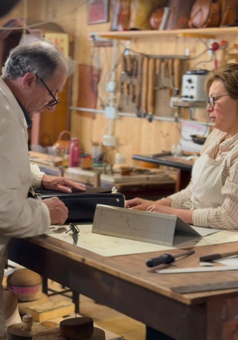 leather-handbag-workshop-tuscany-artisan-teaching-student (Small).jpeg