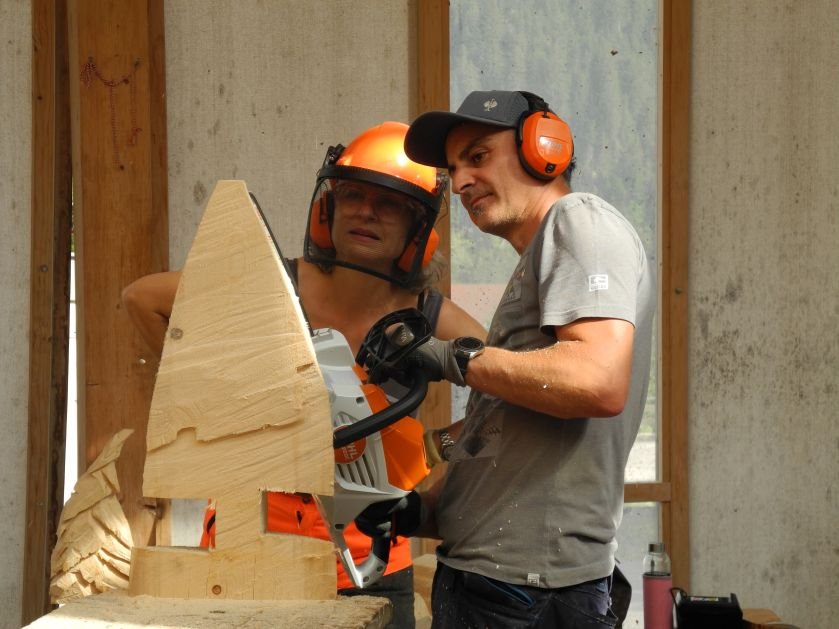 chainsaw-carving-workshop-beginner-student.JPG