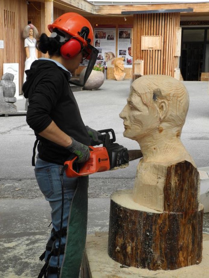chainsaw-carving-workshop-participants-sculpting-wood-austria.JPG