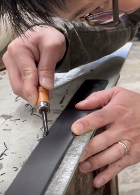 student-learning-leatherwork-with-artisan-in-tuscany (Small).jpeg