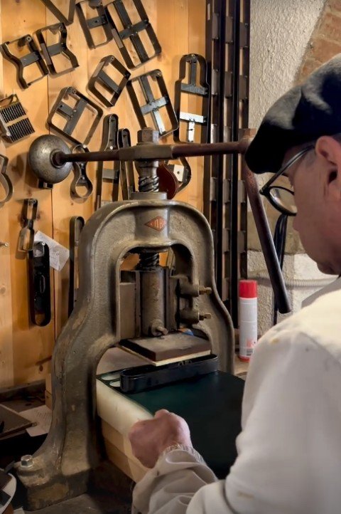 cutting-leather-machine-tool-artisan-workshop-tuscany (Small).jpeg