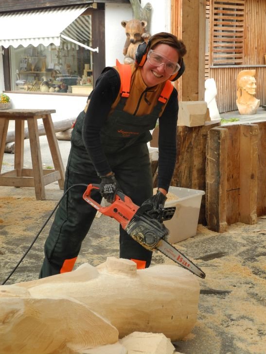 students-learning-chainsaw-wood-sculpting-techniques-outdoors.jpg