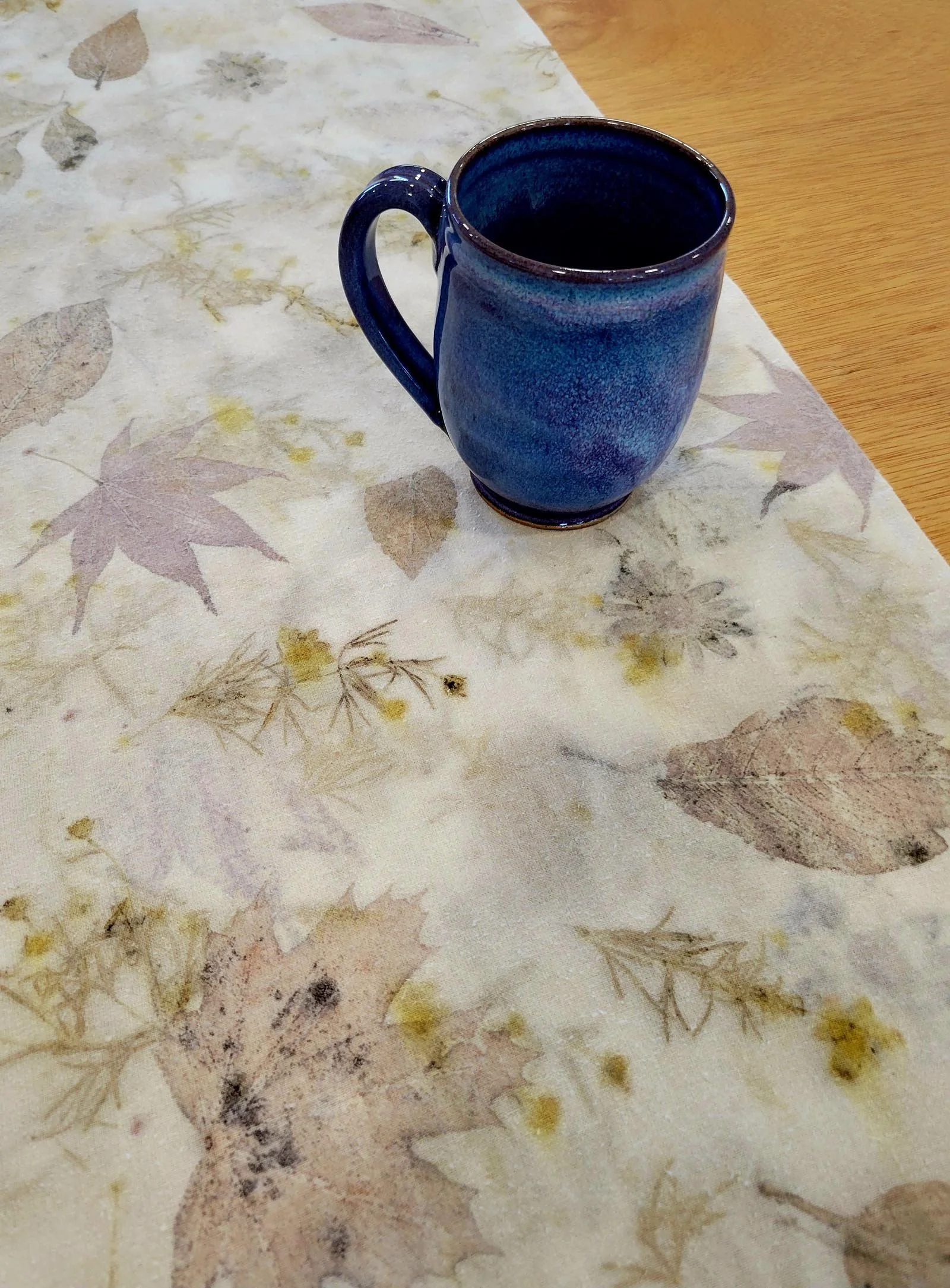 Table runner with multi-toned base and leaves