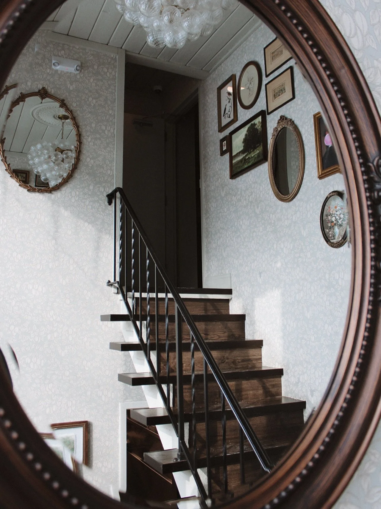 cutie little stairwell charm🖼️✨