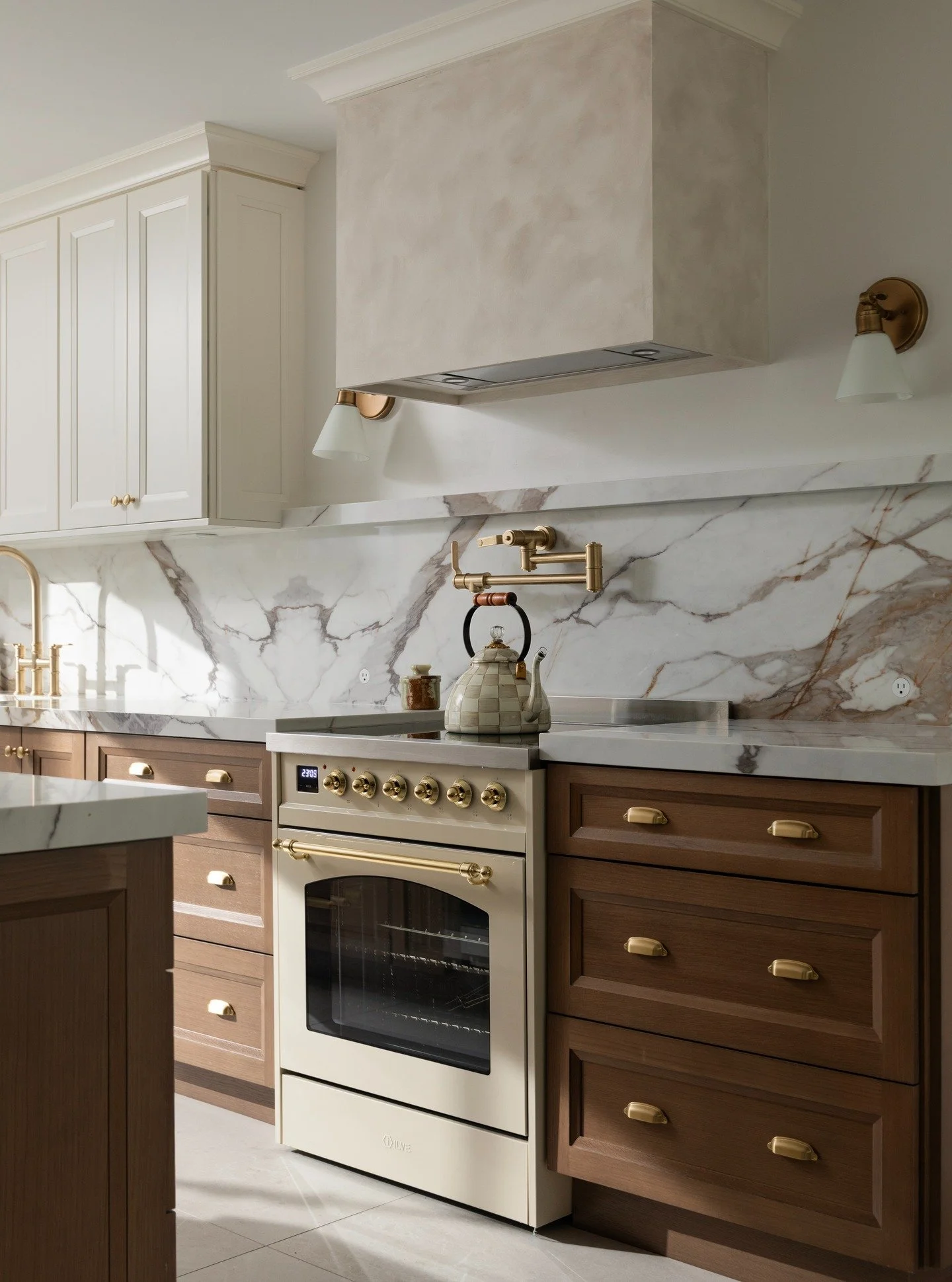 Introducing my new client

@cnc_cabinetry 

First shoot together and they came ready. Beautiful cabinetry, rich tones, and details worth slowing down for.

Only problem? Rain all day. No sun, no drama outside.

So we made our own. Pulled out the ligh