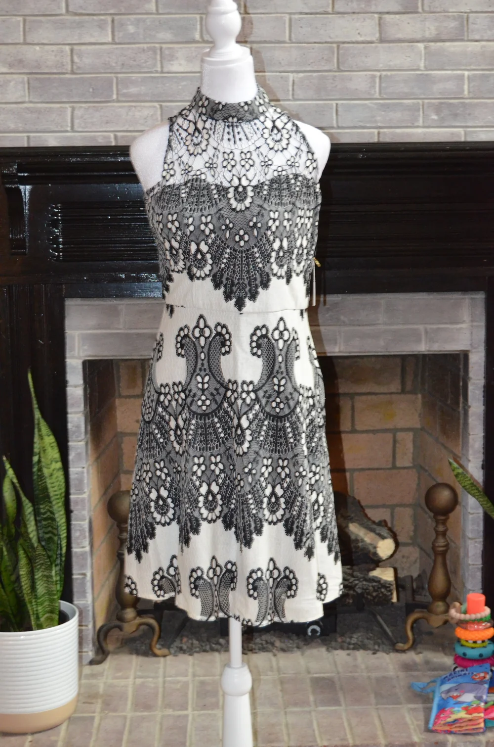 belza floral lace shift dress Kenzie Beautiful Lace Floral Black and White Shift Dress — REVAMPT