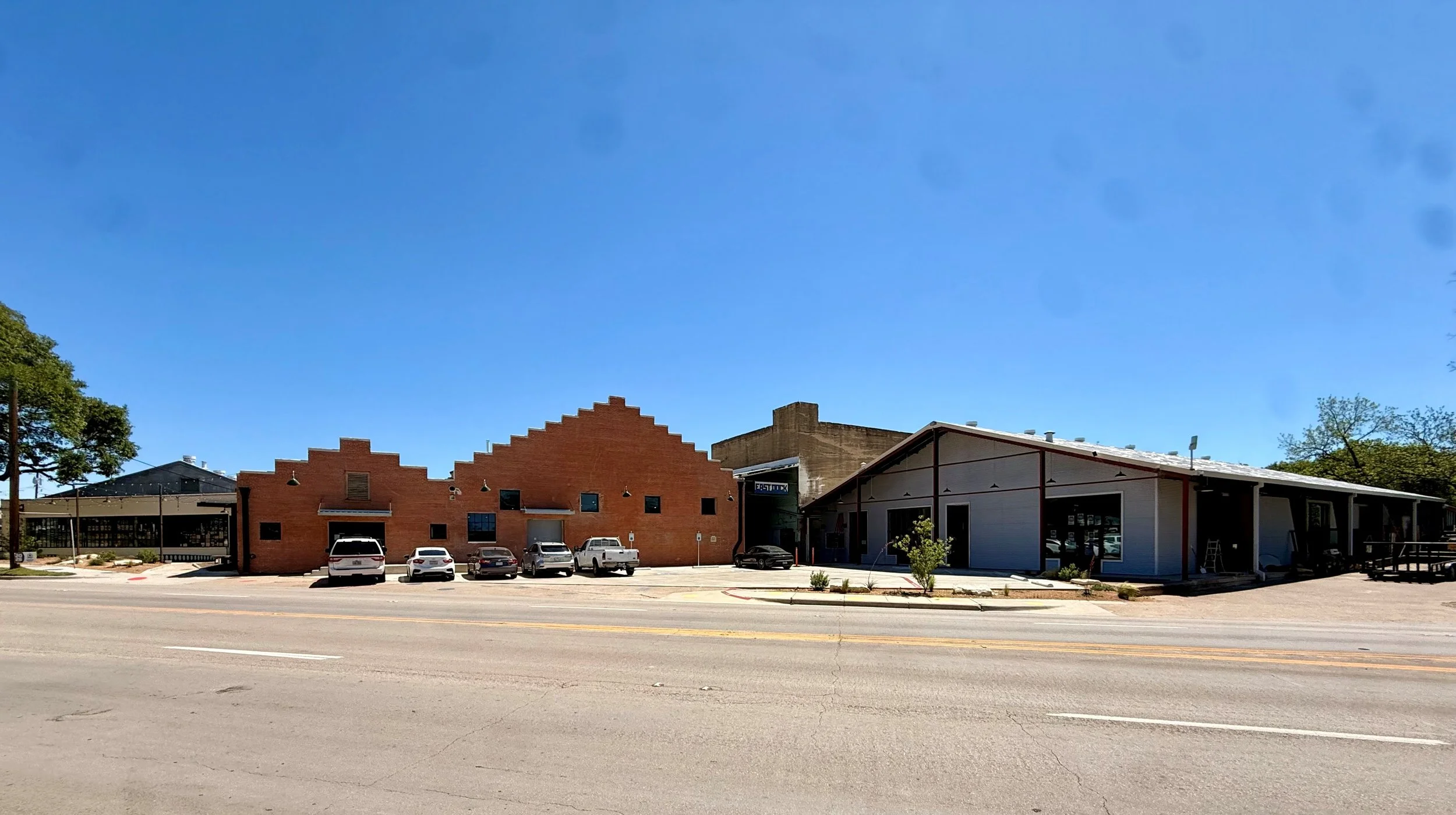 East Dock_900 E. Clarendon (NW Exterior).jpg