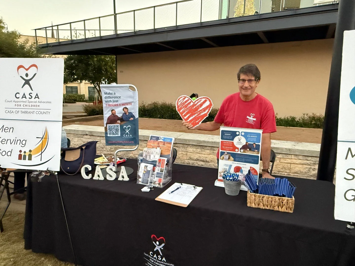 CASA of Tarrant County was one of 20 volunteer organizations highlighted at the annual Men Serving God BBQ held on a beautiful night at the Levitt Pavilion in Arlington with an audience of 700! CASA volunteer Mark Skaggs visited with many men interes