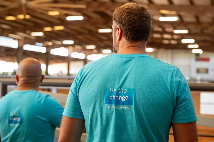 El poder de la comunidad y de estar presente 💙

Cuando Shar Loper entró en un partido de sóftbol una tarde, no esperaba llamar la atención. Pero desde el banquillo, una cara familiar se iluminó.

«Ella saludó con la mano y gritó: "¡Está aquí!"».