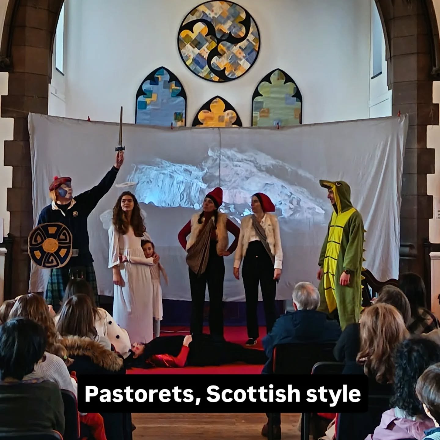 Gr&agrave;cies a tothom per fer d'ahir una Festa de Nadal fant&agrave;stica! 

Va ser un dia m&agrave;gic, on vam:
- Gaudir d'una llegend&agrave;ria obra de Pastorets (William Wallace i Nessie inclosos 🏴󠁧󠁢󠁳󠁣󠁴󠁿) 
- Cantar Nadales 🎶
- Fer cagar