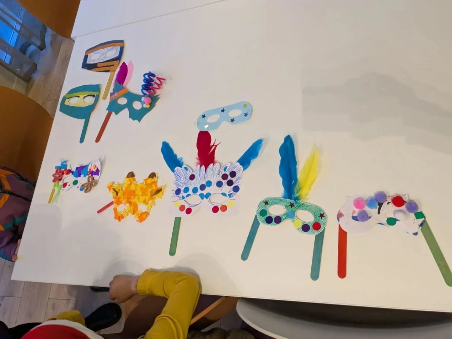 🎪Avui &eacute;s Dijous Llarder i, com que no tenim botifarra d'ou ni coca de llardons, el celebrem compartint les m&agrave;scares de Carnestoltes que van fer les fam&iacute;lies catalanes fa uns dies. Recordeu que, per Carnaval, tot s'hi val! 

🧒🏽