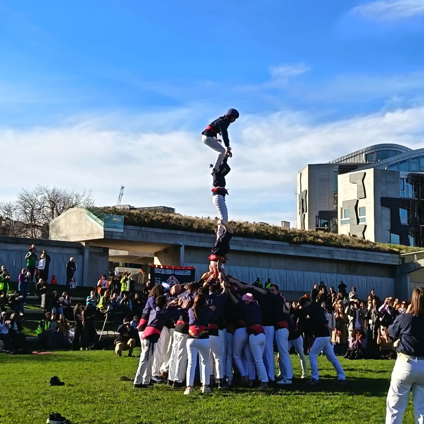 Ahir vam gaudir de l'actuaci&oacute; de les Castelleres de la @collacastelleraedinburgh pel Dia Internacional de la Dona organitzat per @iwdedinburgh 💪💜

Feli&ccedil; dia a totes, el 8 de mar&ccedil; i cada dia! ♀️

#8M #diainternacionaldeladona #i