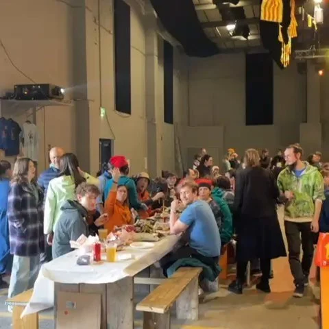 🧅 Espectacular cal&ccedil;otada a @thepittmarket a Edinburgh aquest dissabte passat! ☀

M&eacute;s de 250 persones vau venir a gaudir dels cal&ccedil;ots (i molts a provar-los per primera vegada!) i a fer festa i xerinola 🤩🤩

A m&eacute;s de la ca