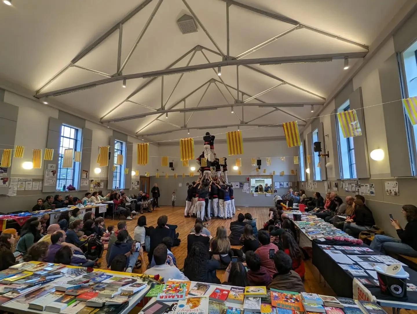 🌹Bon Sant Jordi de part del @ccescocia! 

📚Tenim moltes ganes de celebrar-lo amb vosaltres aquest dissabte, 25 d'abril, al CCE King's Hall (10-13.30h). Hi haur&agrave; roses i thistles, llibres en catal&agrave; i angl&egrave;s, dol&ccedil;os i caf&