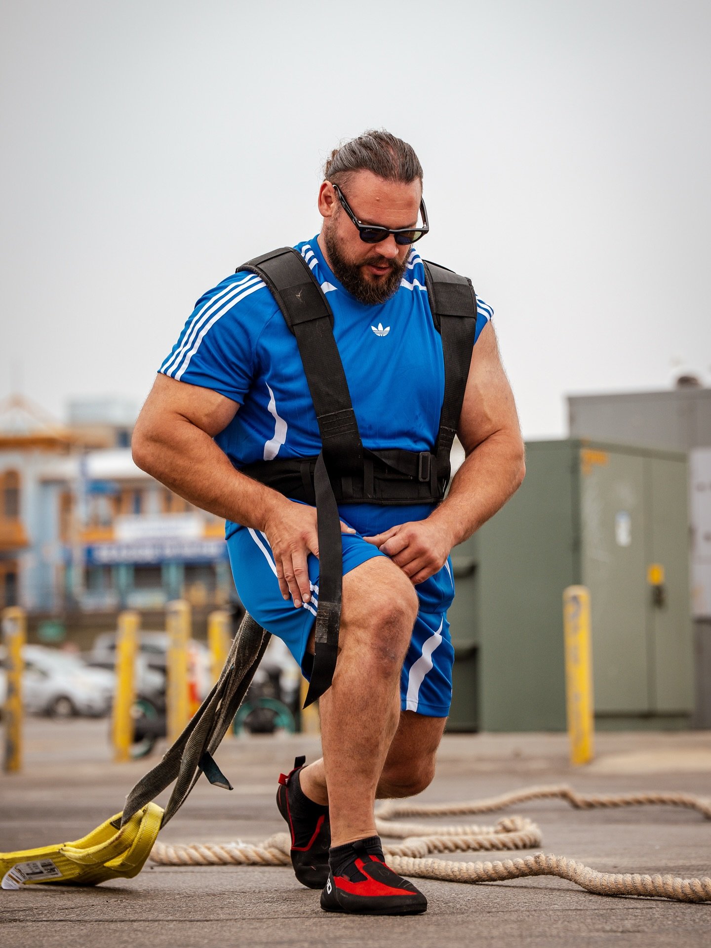Busy morning at the @santamonicapier for the team 💪 

@martinslicis pulled 36,000lb all electric @bigbluebus 🚎 

@adidasus 
@celsiusofficial 
@bigbluebus