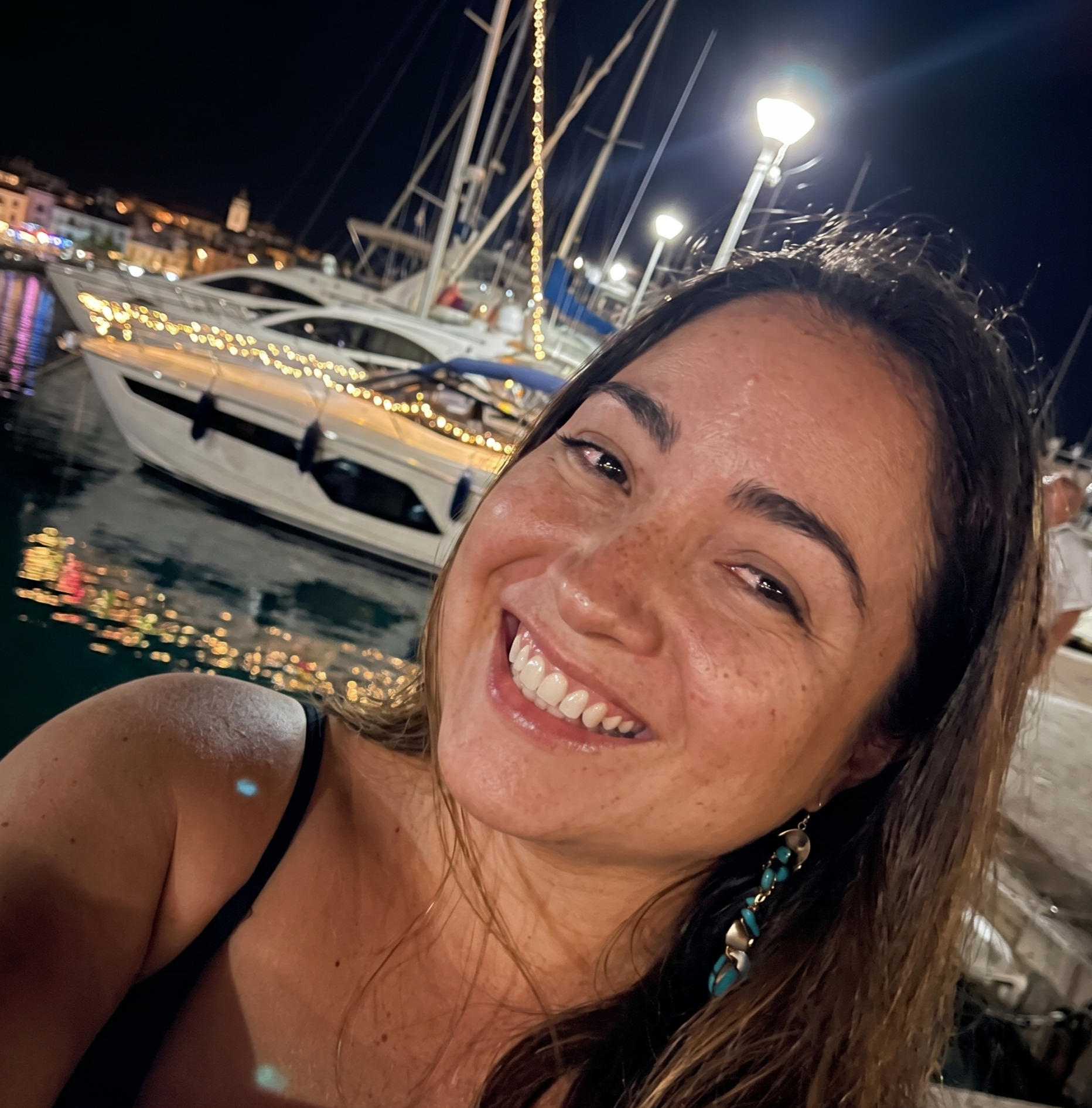 Llegué con mucha ansiedad y sin encontrarle sentido a mi vida. Gracias a la guía de Paul, entendí que vivía desde un 'delirio de salvadora' con mi entorno. Hoy hablo con seguridad, me comunico asertivamente y la ansiedad desapareció al 100%. Elijan s