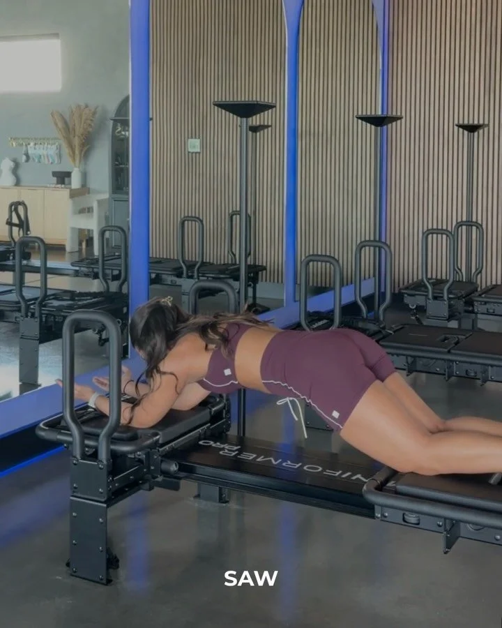 adrianna is walking us through a beginner friendly core block featuring saw, extended kneeling crunch, wheelbarrow, and bear 😮&zwj;💨

remember to:
-keep a neutral spine
-keep hips in line with shoulders
-stay connected through the core
-move slow a