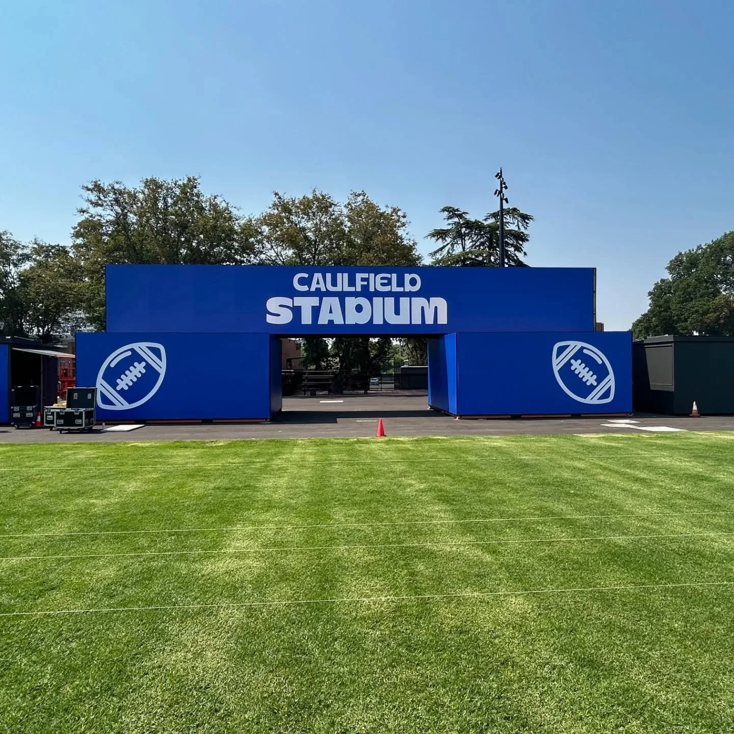 Another awesome build completed for @melbourneracingclub, Stacked shipping containers skinned with GPCs own fabric mounting system! 
.
.
.
#melbourne #racing #shippingcontainer #superbowl #design #australia #summer #container #build