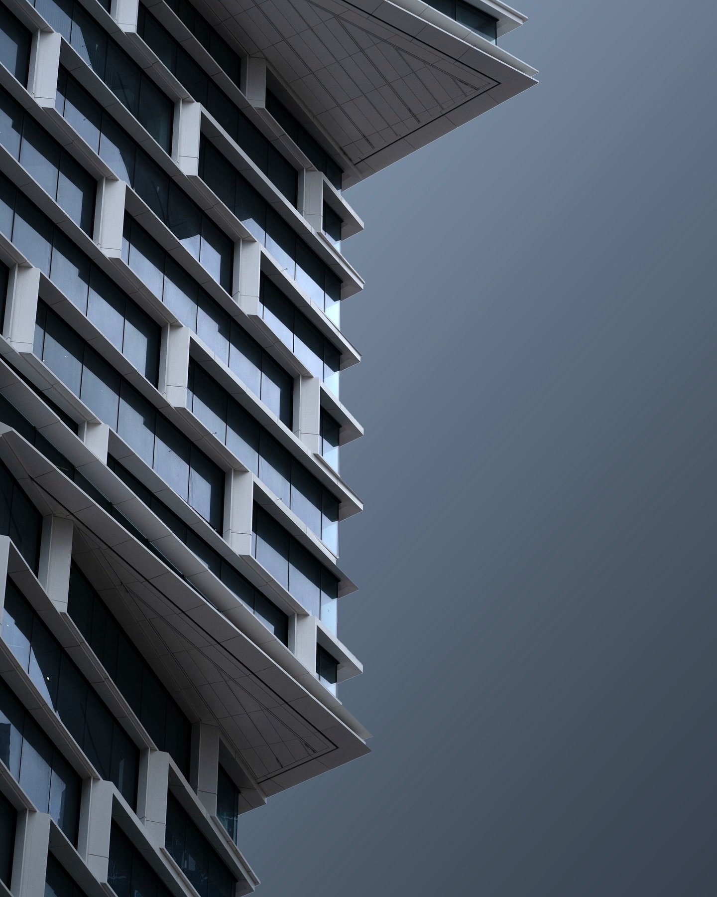 Metallic Reflection 
.
.
.
.
.

#architecture #gf_architecture #architextures #minimal_perfection #bluepantone #tv_pointofview #archiperspective #incredible_minimal #city_architecture #architect_hunter #urbanism #archidesign #moderndesign #architeclo