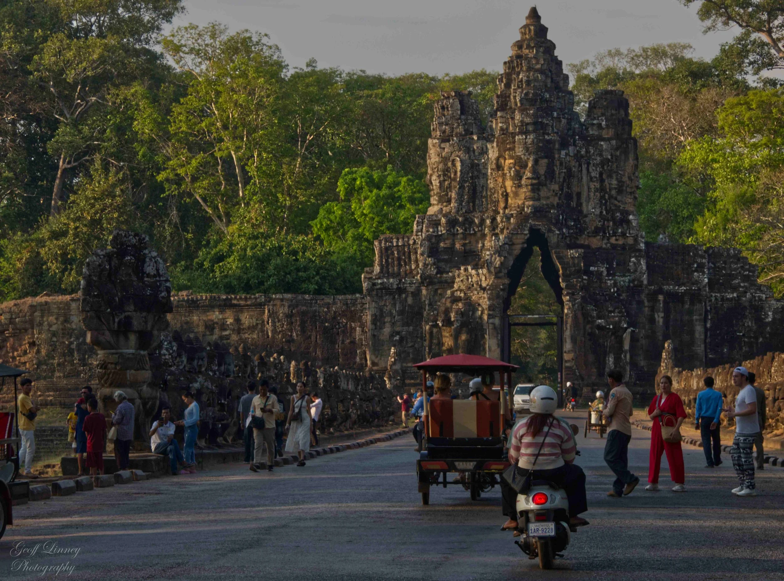 Ta Phrohm gate