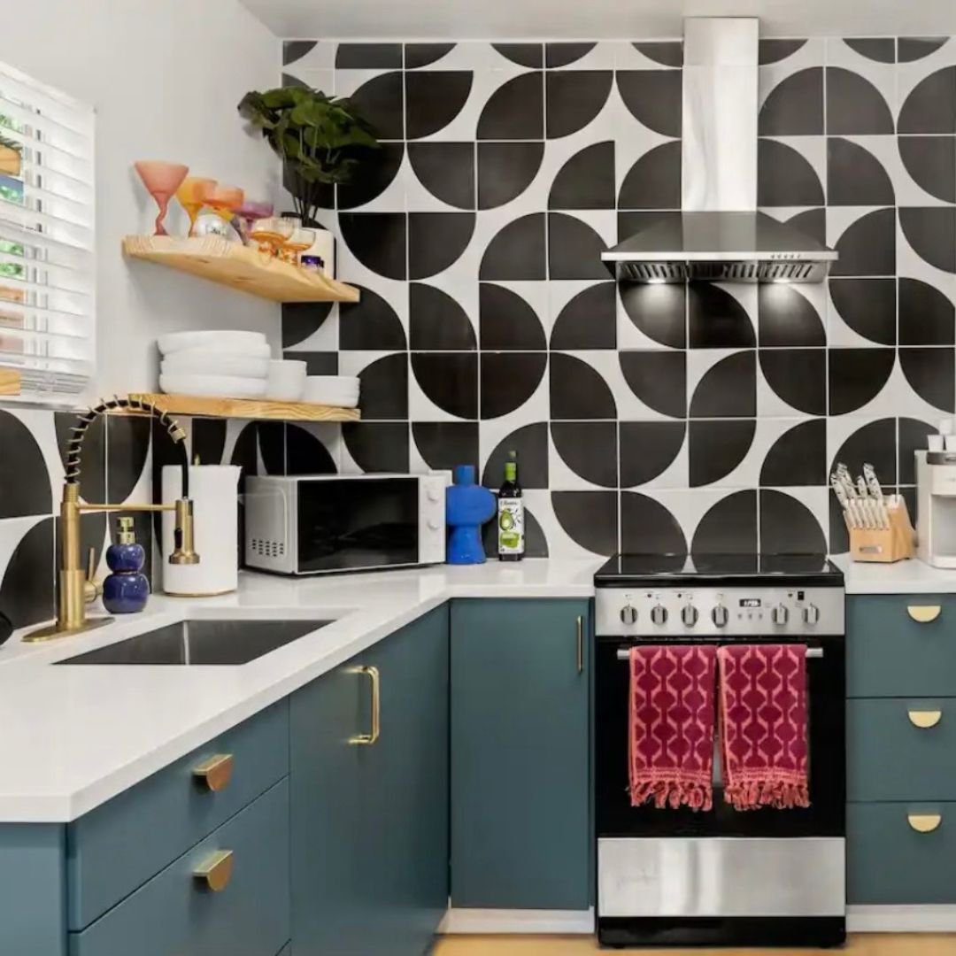 Rediscover the heart of the home with a stunning kitchen remodel. Loving every detail!

#austin #remodel #construction #austintx #homeimprovement #homeremodeling #jvcconstructioninc