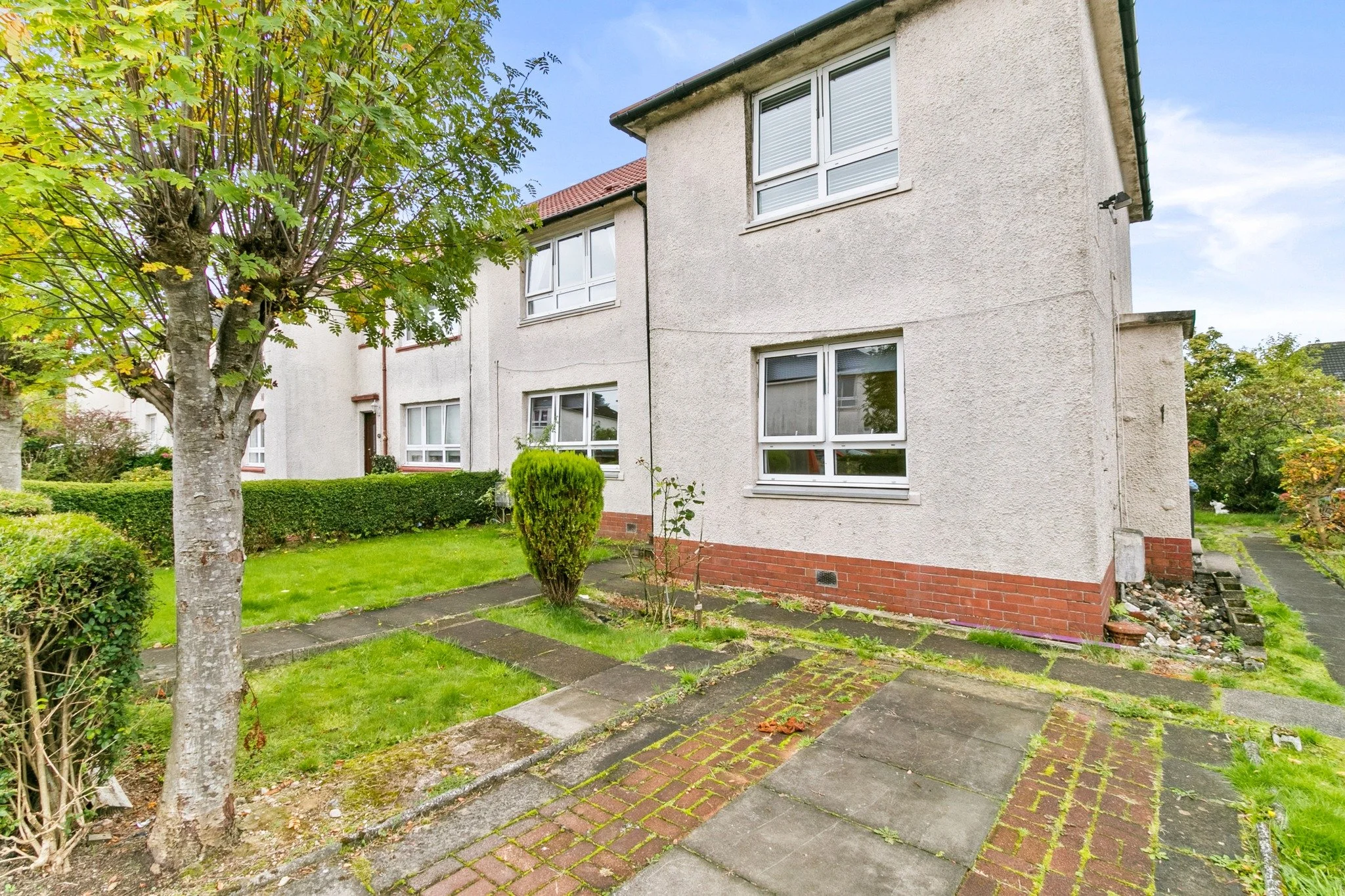 🌟🌟🌟 NEW LISTING 🌟🌟🌟
📍 Lilac Avenue, Clydebank
💵 Offers Over &pound;99,995
🛏️ 2 Bedrooms
🚽 1 Bathrooms
Presented to the market is this spacious two-bedroom lower cottage flat, located in a popular residential area on the edge of Clydebank. T