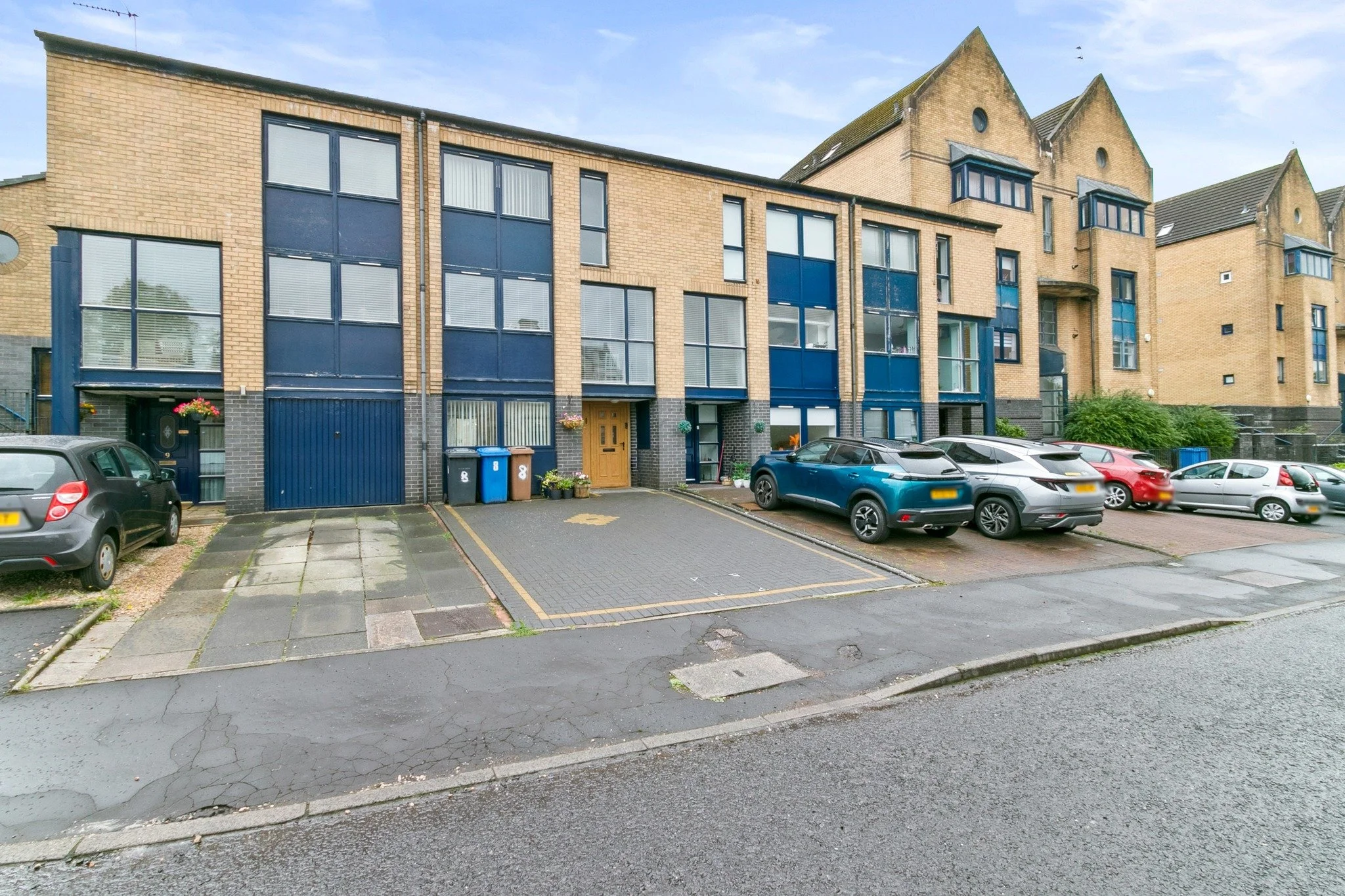 🌟🌟🌟 NEW LISTING 🌟🌟🌟
📍 Hillside Park, Hardgate
💵 Offers Over &pound;210,000
🛏️ 4 Bedrooms
🚽 2 Bathrooms
A beautifully presented and upgraded, four bedroomed, mid terrace townhouse enjoying a delightful cul-de-sac position, backing onto Golde