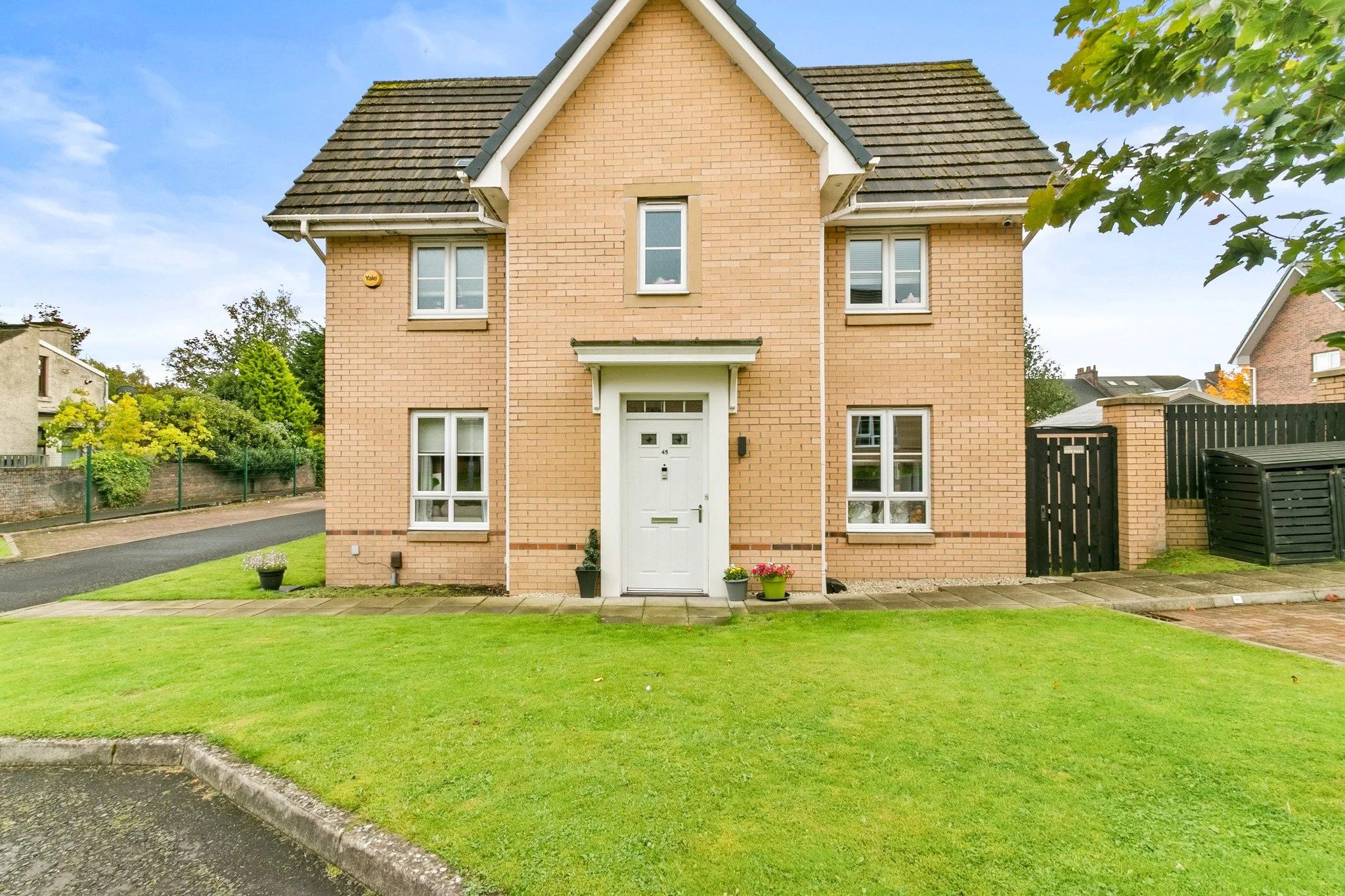 🌟🌟🌟 NEW LISTING 🌟🌟🌟
📍 Clarence Crescent, Clydebank
💵 Offers Over &pound;215,000
🛏️ 3 Bedrooms
🚽 2 Bathrooms
A beautifully presented three bedroom end terraced villa within a sought after landscaped development by Barratt Homes. This style o
