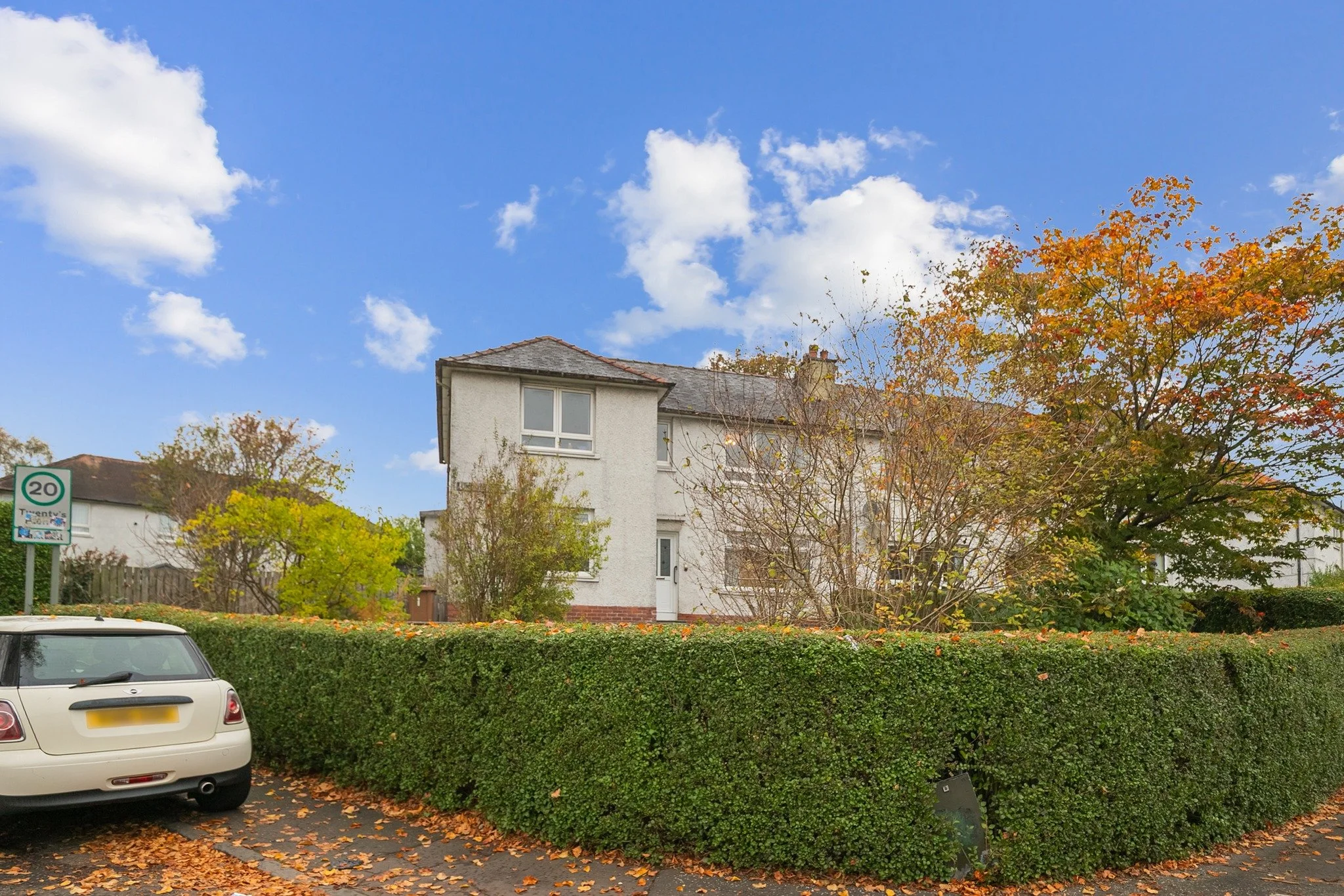 🌟🌟🌟 NEW LISTING 🌟🌟🌟 
📍Limetree Drive, Clydebank
 💵 Offers Over &pound;119,995
 🛏️ 2 Bedrooms 
🚽  1 Bathrooms
Immaculately Presented 2-Bedroom Upper Cottage Flat with Main Door Access and Private Driveway.
#caledoniabureau #estateagent #clyd