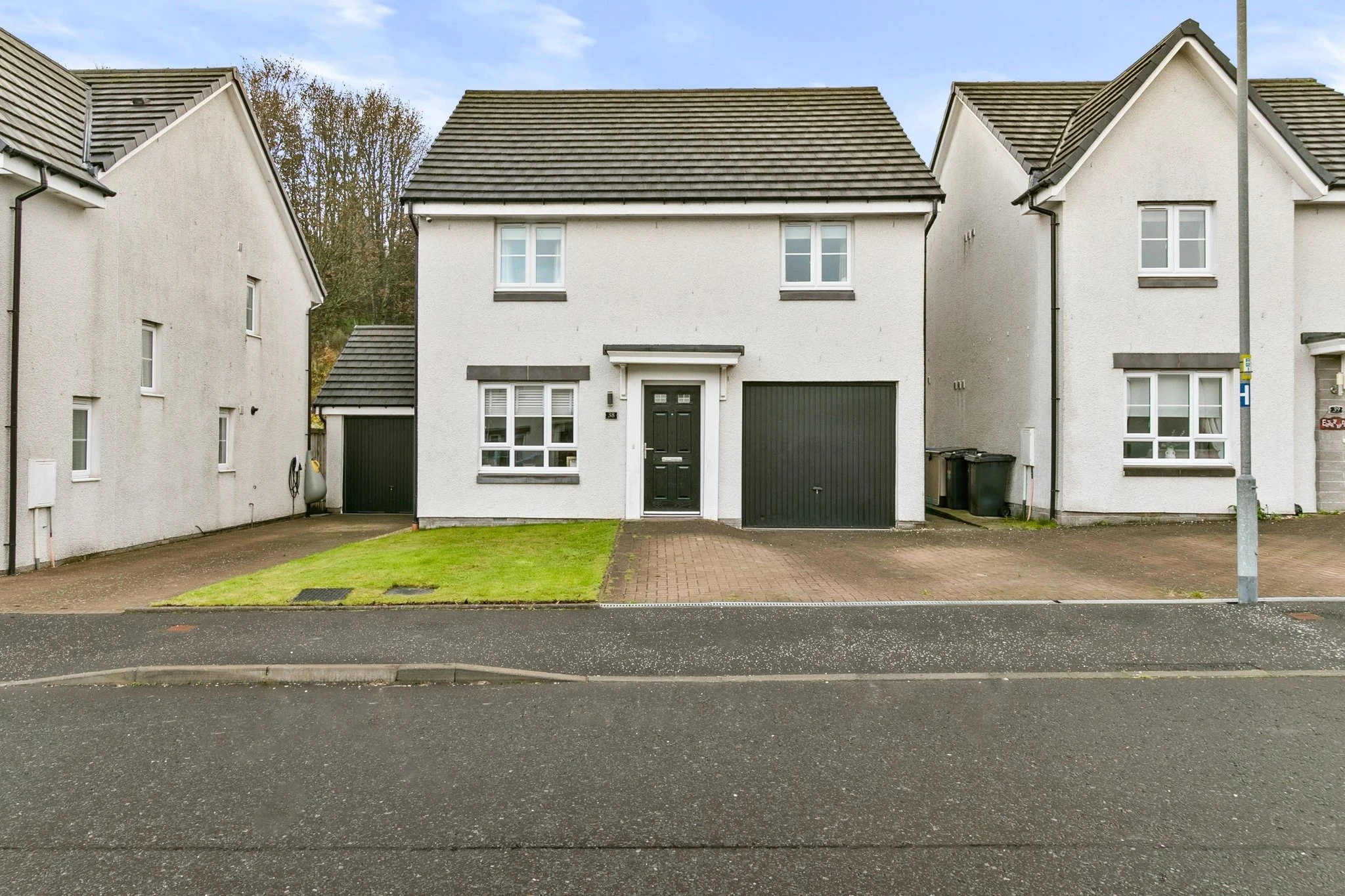 🌟🌟🌟 NEW LISTING🌟🌟🌟
📍Kingfisher Avenue, Alexandria
💵 Offers Over &pound;289,995
🛏️ 4 Bedrooms
🚽 2 Bathroom

Nestled in the desirable location of Kingfisher Avenue, Alexandria, this stunning modern four bedroom detached villa with garage is p