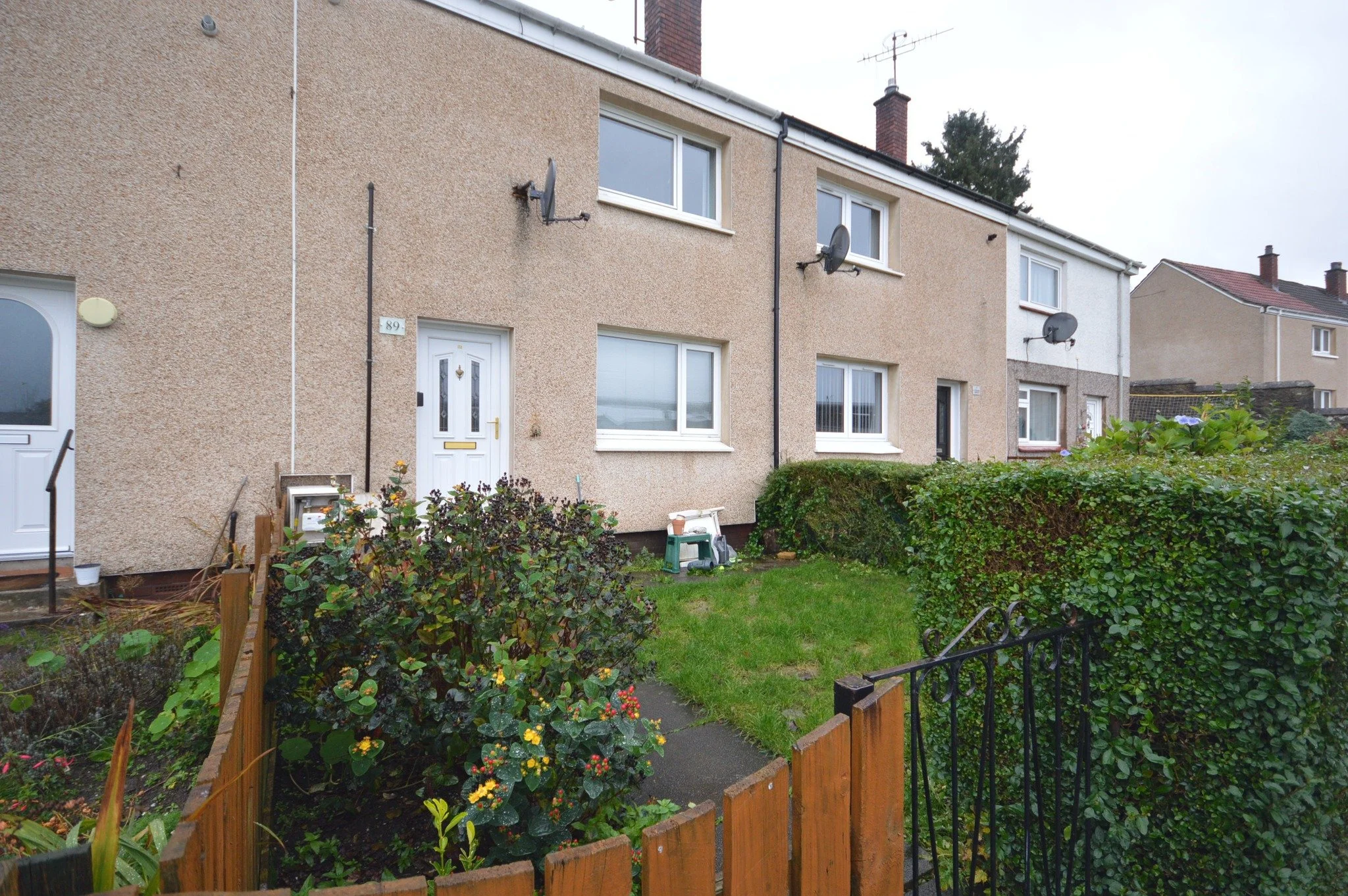 🌟🌟🌟 NEW LISTING🌟🌟🌟
📍Thistleneuk, Old Kilpatrick
💵 Offers Over &pound;115,000
🛏️ 2 Bedrooms
🚽 1 Bathrooms
A well presented two bedroom mid terraced villa located in Old Kilpatrick.
#caledoniabureau #estateagent #dumbarton #forsale #clydebank