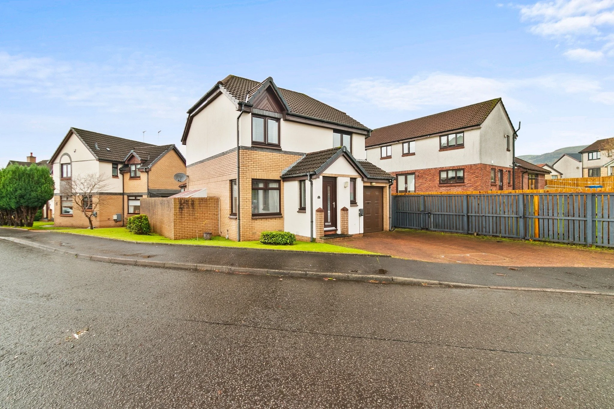 🌟🌟🌟 NEW LISTING🌟🌟🌟
📍Tiree Place, Old Kilpatrick
💵 Offers Over &pound;285,000
🛏️ 3 Bedrooms
🚽 2 Bathrooms

Beautifully positioned three-bedroom detached villa with garage nestled in the highly desirable Western Isles development of Old Kilpa