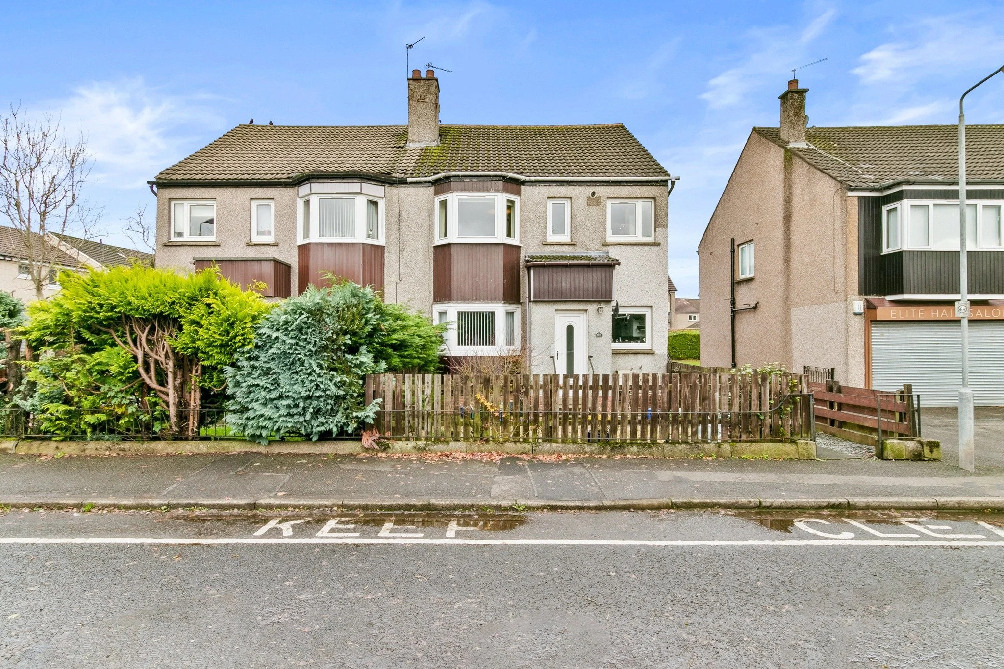 🌟🌟🌟 NEW LISTING🌟🌟🌟
📍Westbourne Crescent, Bearsden
💵 Offers Over &pound;150,000
🛏️ 2 Bedrooms
🚽 1 Bathroom

Nestled in the desirable area of Westbourne Crescent, Bearsden, Glasgow, this charming two-bedroom upper cottage flat is presented in