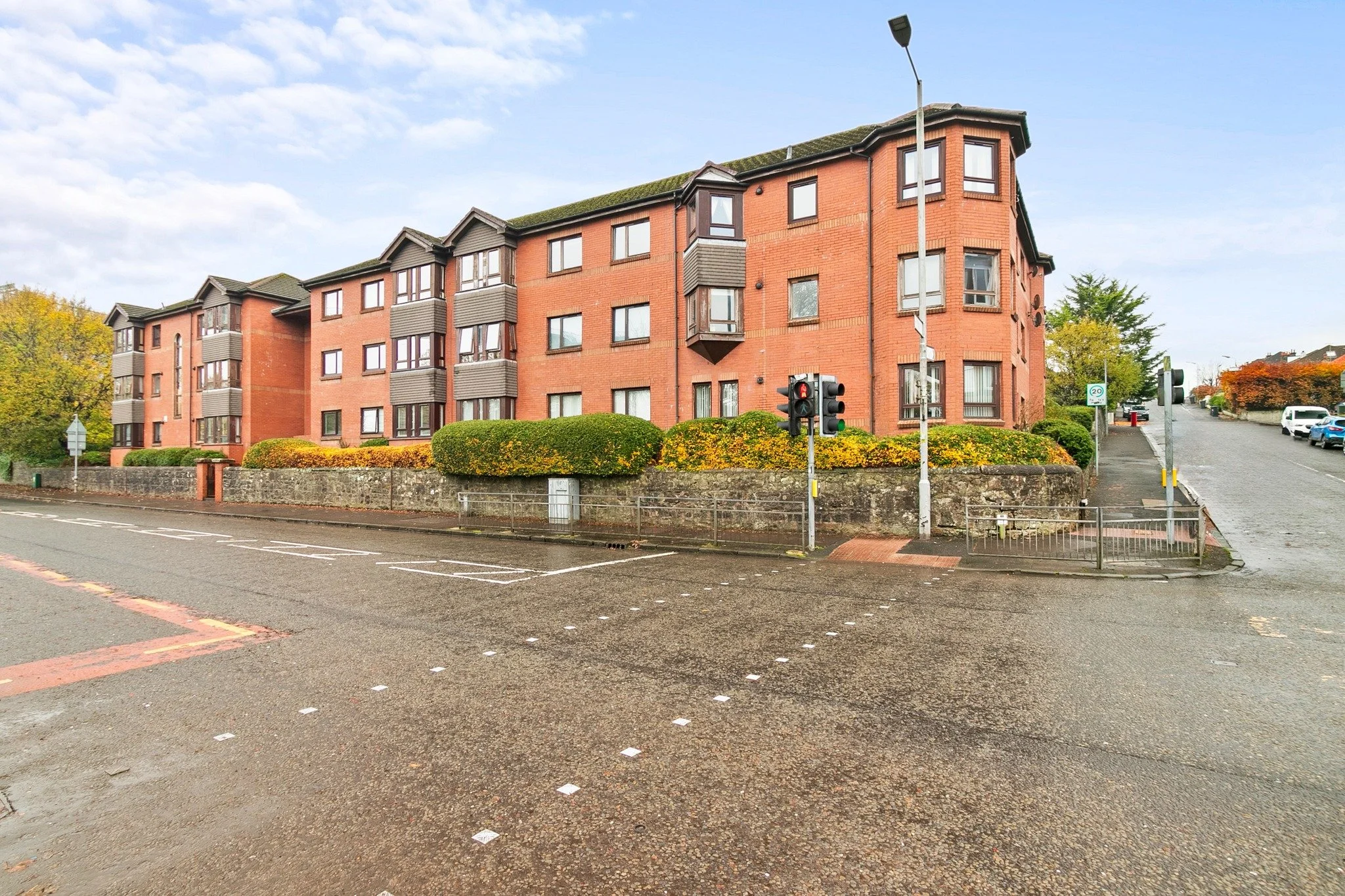 🌟🌟🌟 NEW LISTING🌟🌟🌟
📍Barclay Court, Old Kilpatrick
💵 Offers Over &pound;109,000
🛏️ 3 Bedrooms
🚽 1 Bathroom
Modern three-bedroom top floor apartment located in the desirable area of Old Kilpatrick. This property is perfect for those seeking a