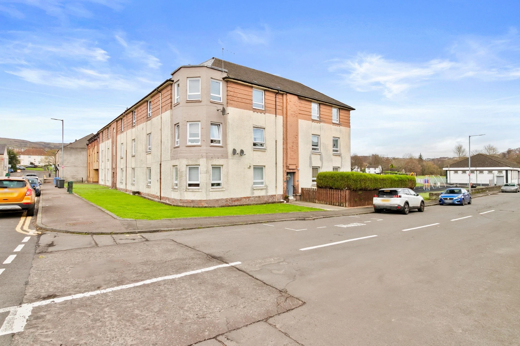 🌟🌟🌟 NEW LISTING🌟🌟🌟
📍New Street, Duntocher
💵 Offers Over &pound;79,995
🛏️ 2 Bedrooms
🚽 1 Bathroom
A recently refurbished second floor flat offered in immaculate condition throughout, set within a well-maintained building and providing light,